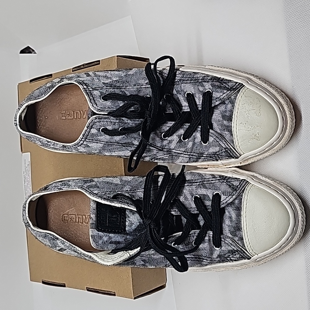 Converse Shoes in Men's Size 6 Women's Size 8 - Picture 2 of 6